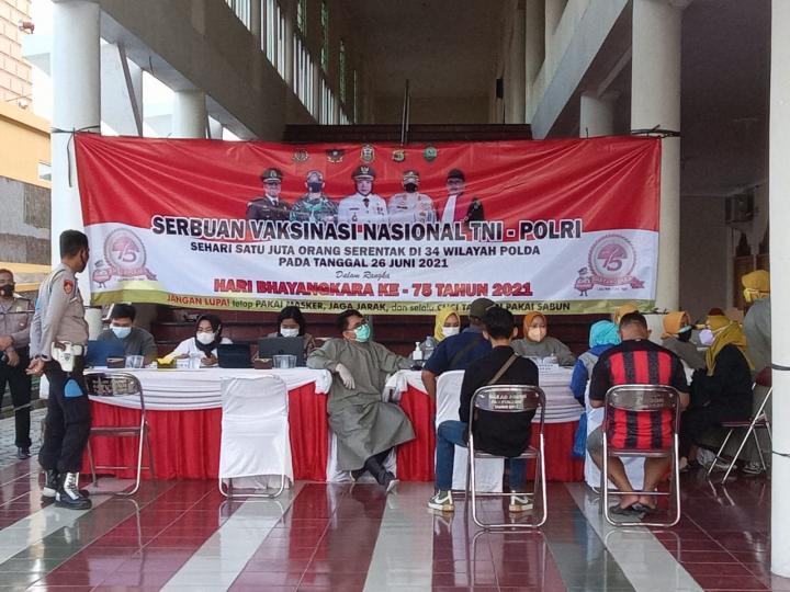 Polda Lampung Lakukan Vaksinasi Massal Dalam Rangka Memperingati Hari Bhayangkara Ke-75